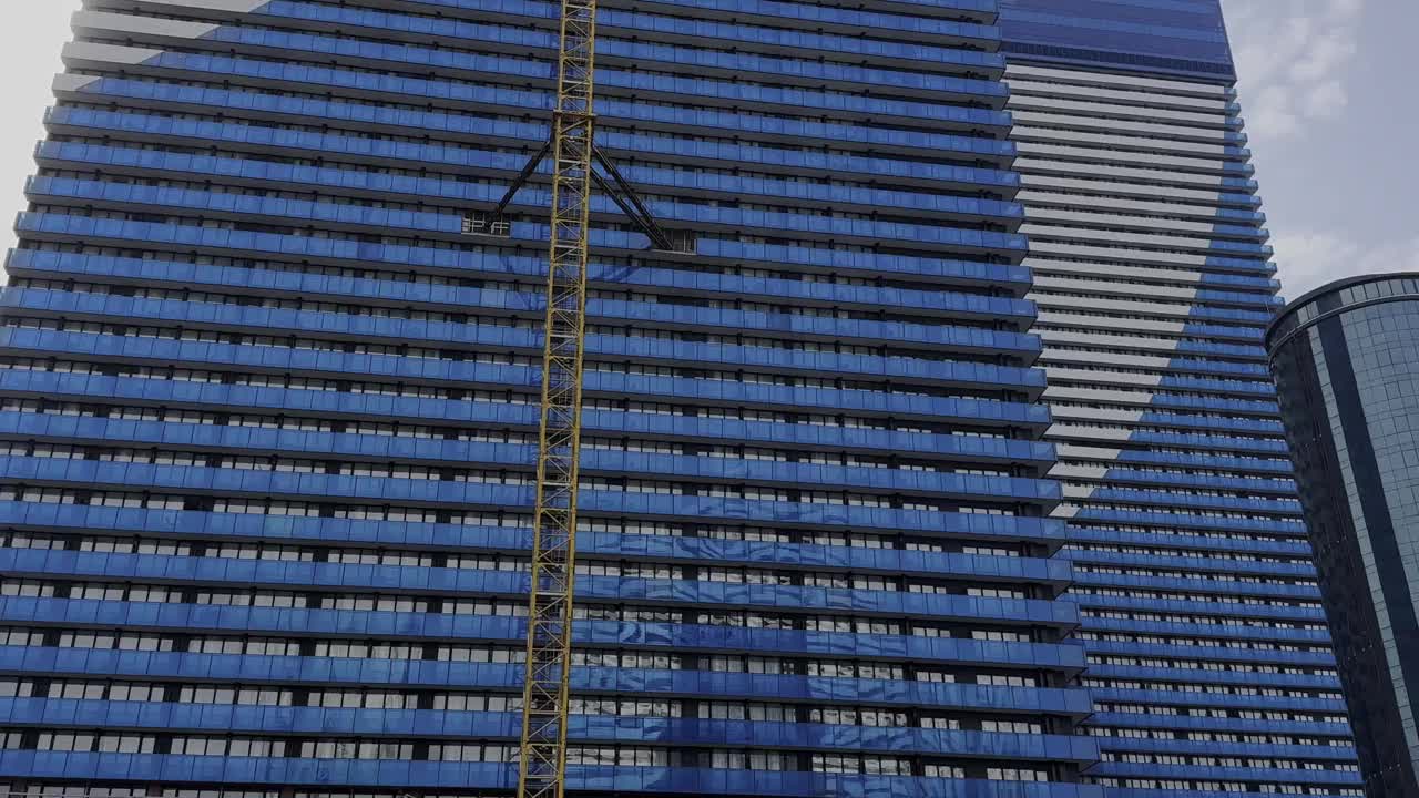 摩天大楼上的起重机4K库存视频视频下载