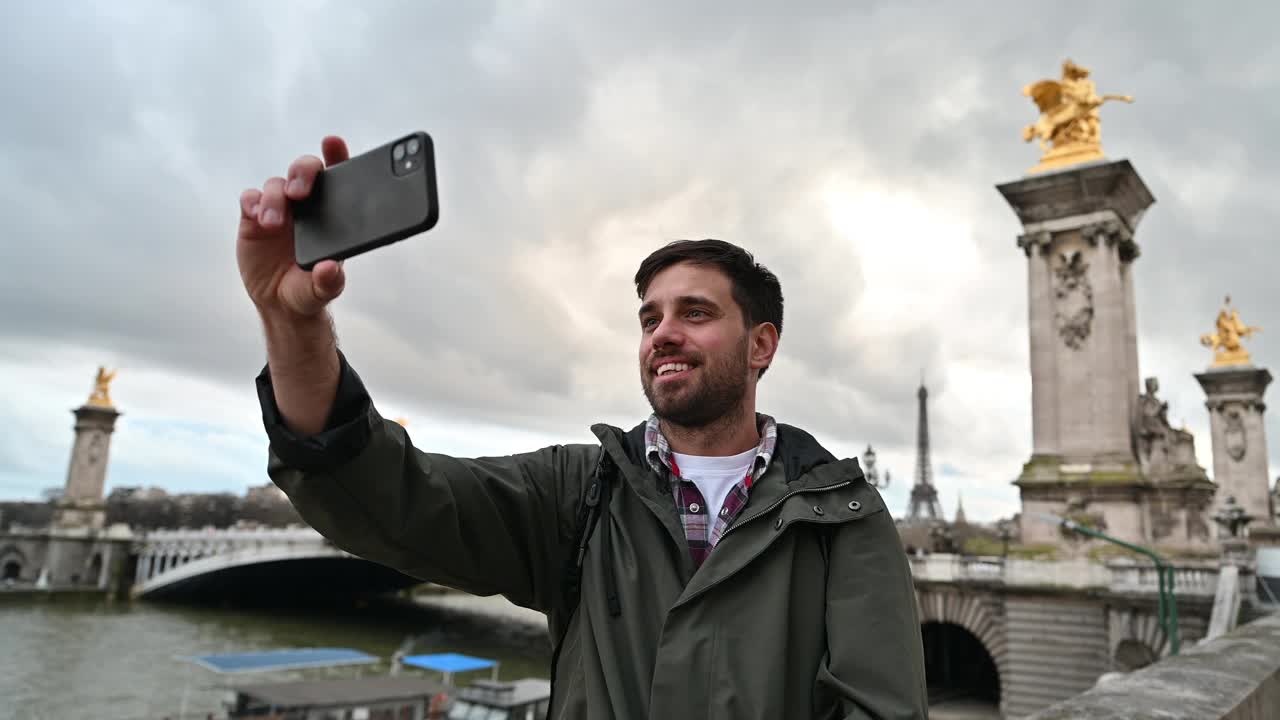 酷酷的千禧一代游客在春天或秋天在巴黎自拍视频下载