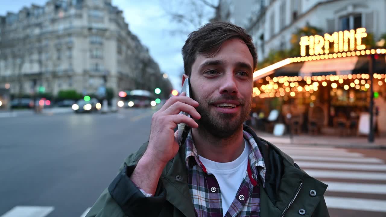 年轻的商人在城市户外使用电话视频下载