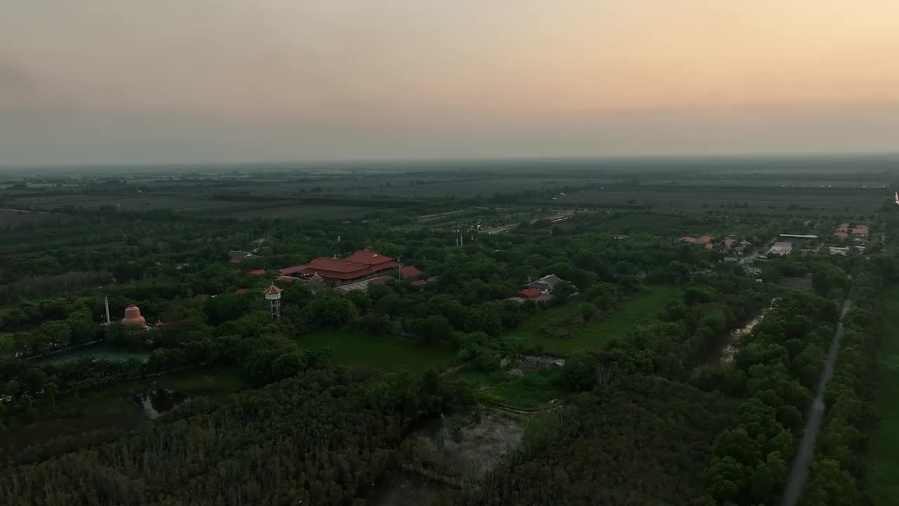 天江省，夕阳下的陈建林禅寺鸟瞰图视频下载