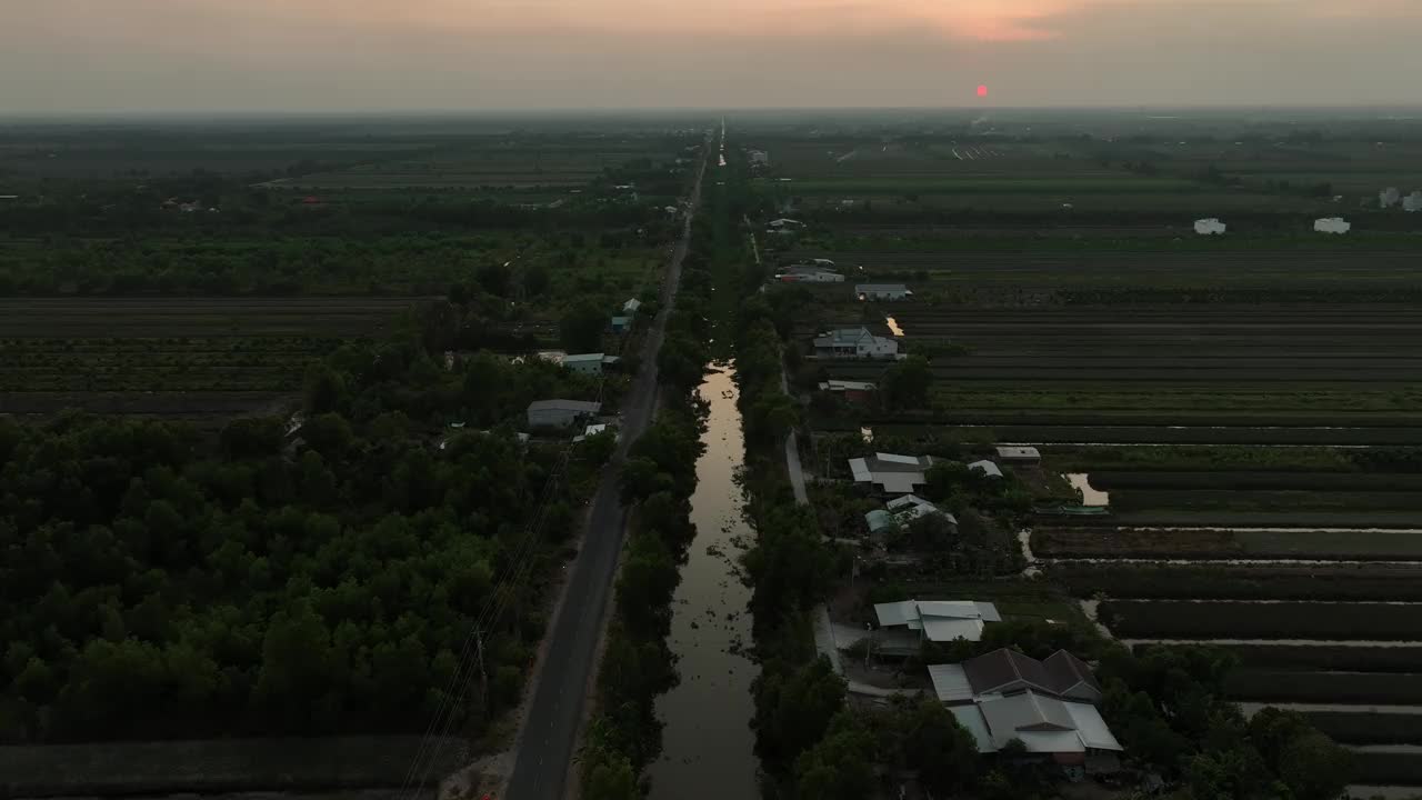 天江省的小运河和农场的日落视频下载