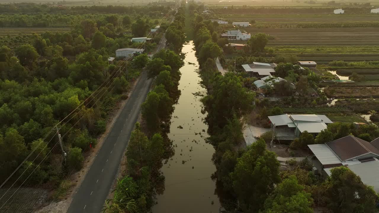 日落在一条小运河上，湄公河三角洲，天江省视频下载