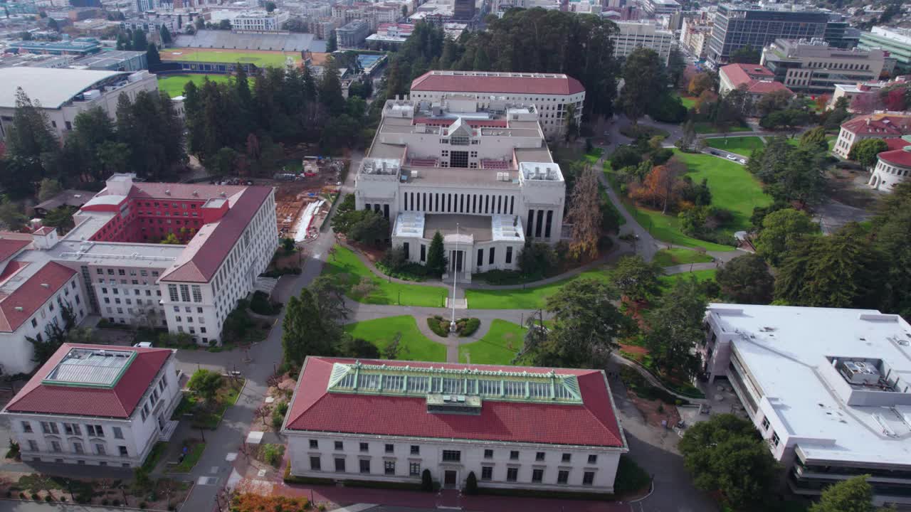 加州大学伯克利分校，山谷生命科学大楼鸟瞰图，大厅和景观，无人机拍摄视频下载