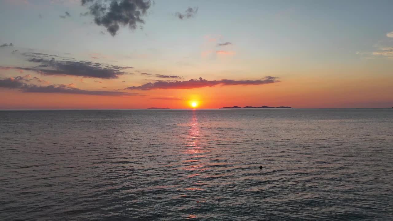 日落的天空在平静的海面上，从空中抽象的自然背景视频下载