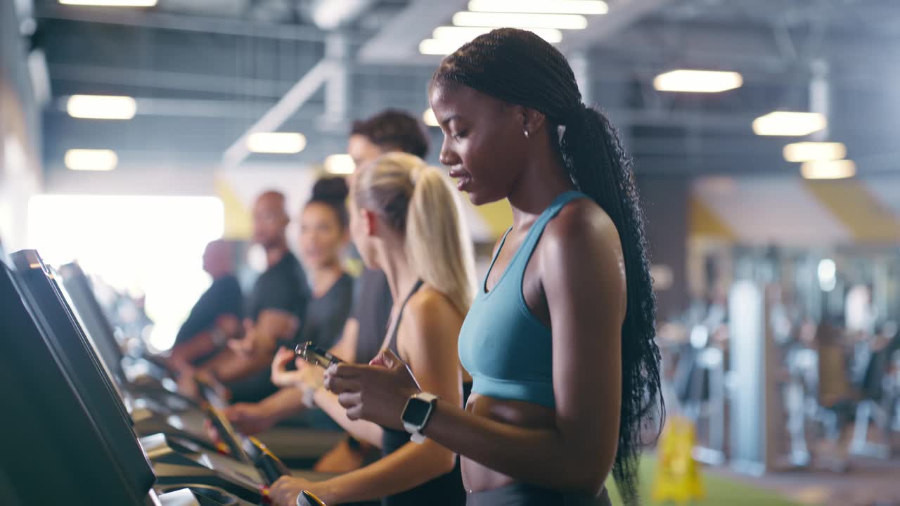 女人，手机和快乐在健身房的跑步机上健身，发短信，手机聊天和打字锻炼。黑人、运动员、因搞笑通知、社交媒体梗和有氧运动而笑视频下载
