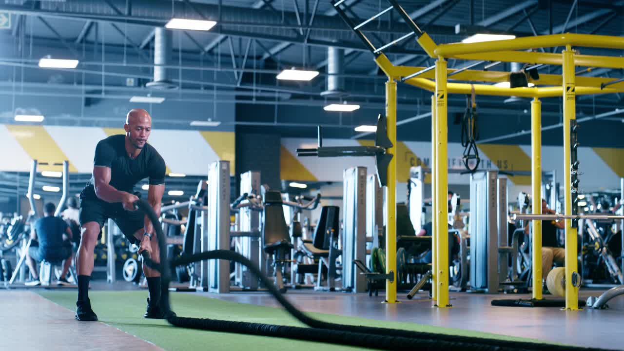 战斗绳，人与力量在健身房锻炼，激烈和强大的耐力，健身和能量。行动，挑战和运动员肌肉训练的健康和健康的体育俱乐部视频下载
