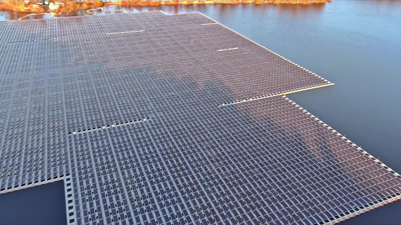 在环保发电过程中，太阳能电池板漂浮在湖面上视频下载