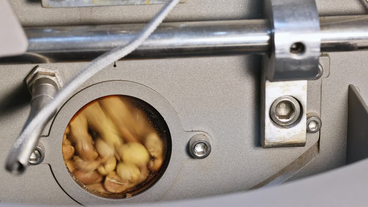在咖啡烤炉的控制窗口观察生咖啡豆视频下载