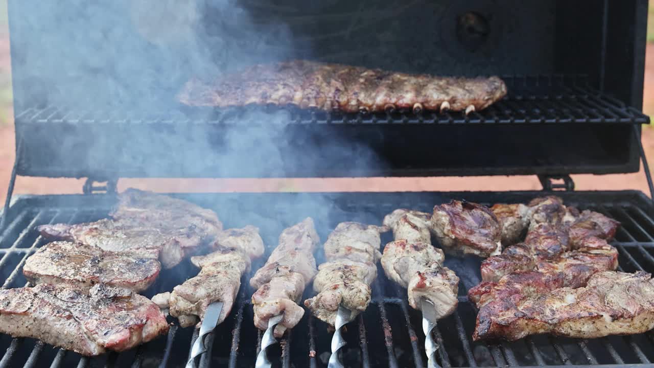准备分类包括几个多汁的猪肉，在木炭烤架上烟熏。视频下载