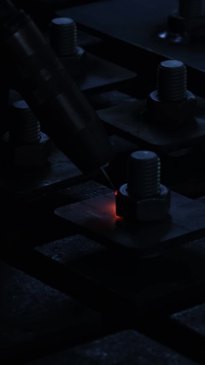 当工人用氩气焊接钢时，会产生火花，在工厂内冒烟视频下载