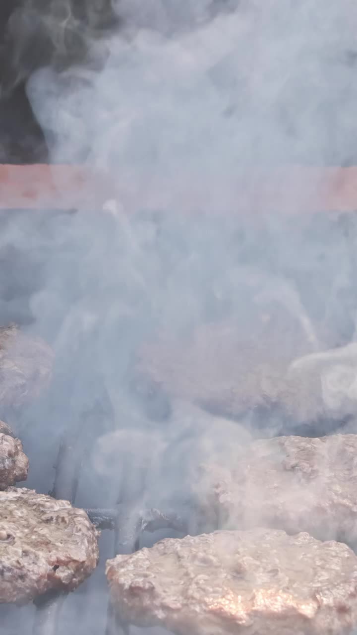 烤美国牛肉汉堡烧烤在热烤架上的火焰视频下载