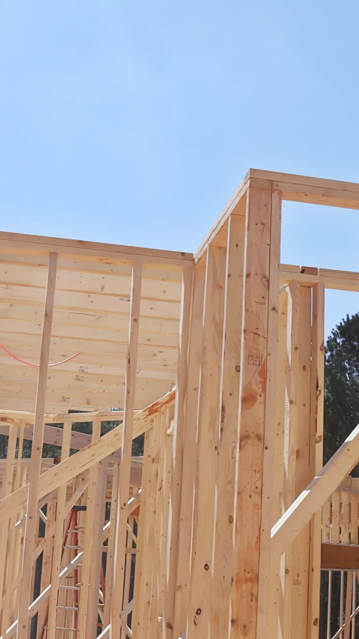 正在建造的新房子的木框架梁视频下载