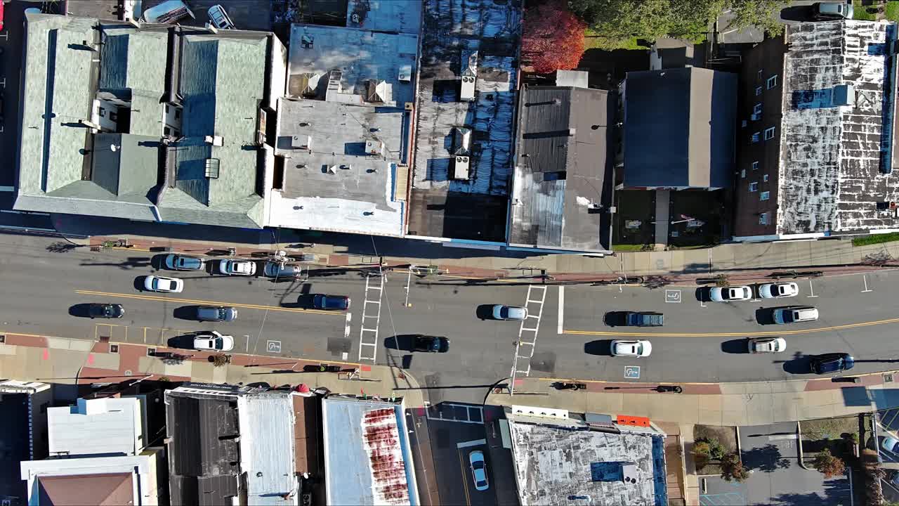 一个美丽的美国小镇的屋顶鸟瞰图，位于美国新泽西州的一条公路附近视频下载