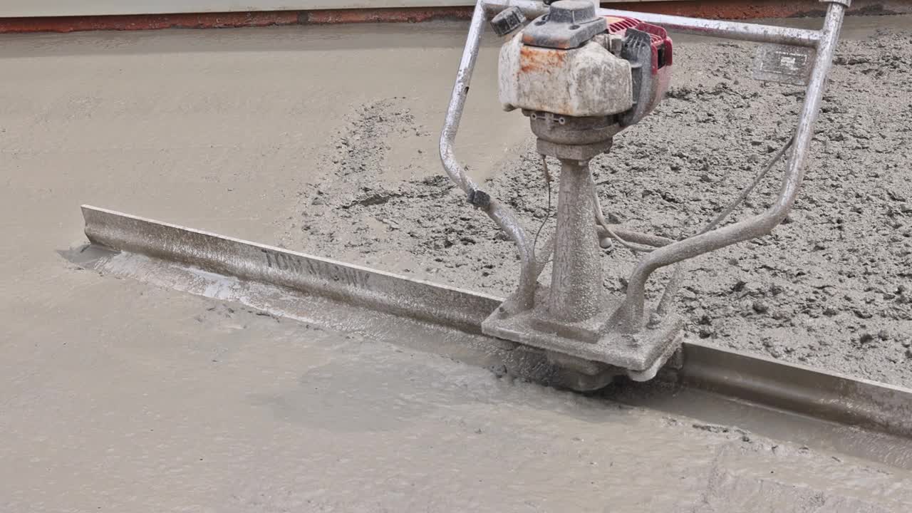 混凝土是由建筑工人用一种特殊工具平整的视频下载