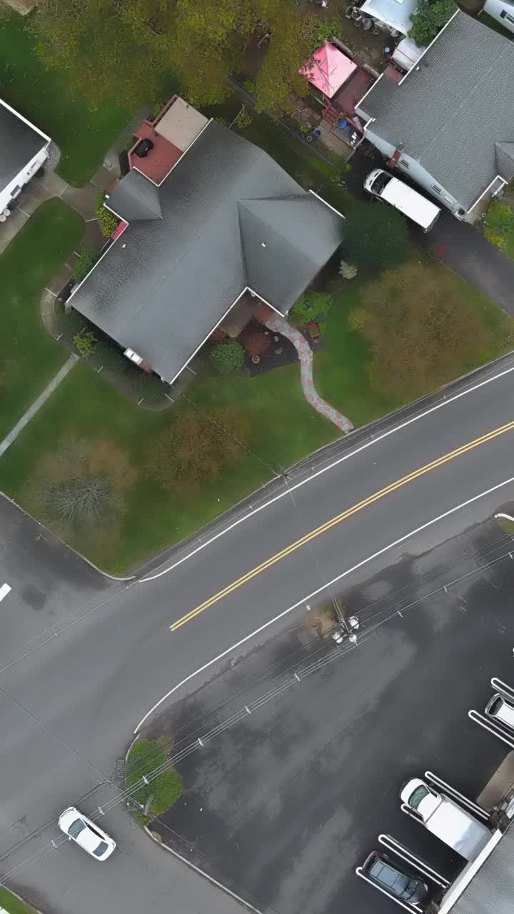 在美国的一个小镇，鸟瞰图上的道路上满是汽车视频下载