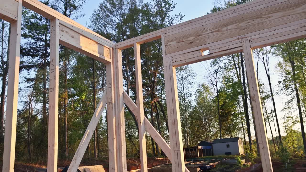 新房子的木质框架支撑着梁柱，内部未完工视频下载