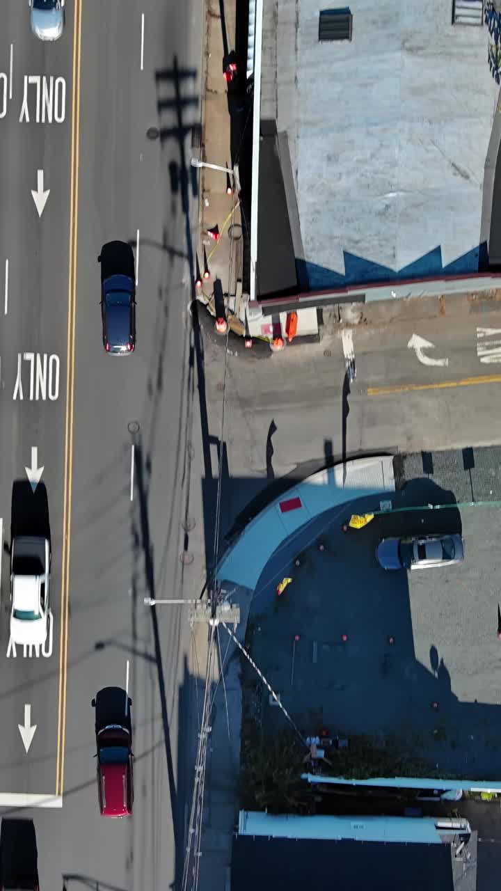 美国一个小镇上汽车行驶的道路鸟瞰图视频下载