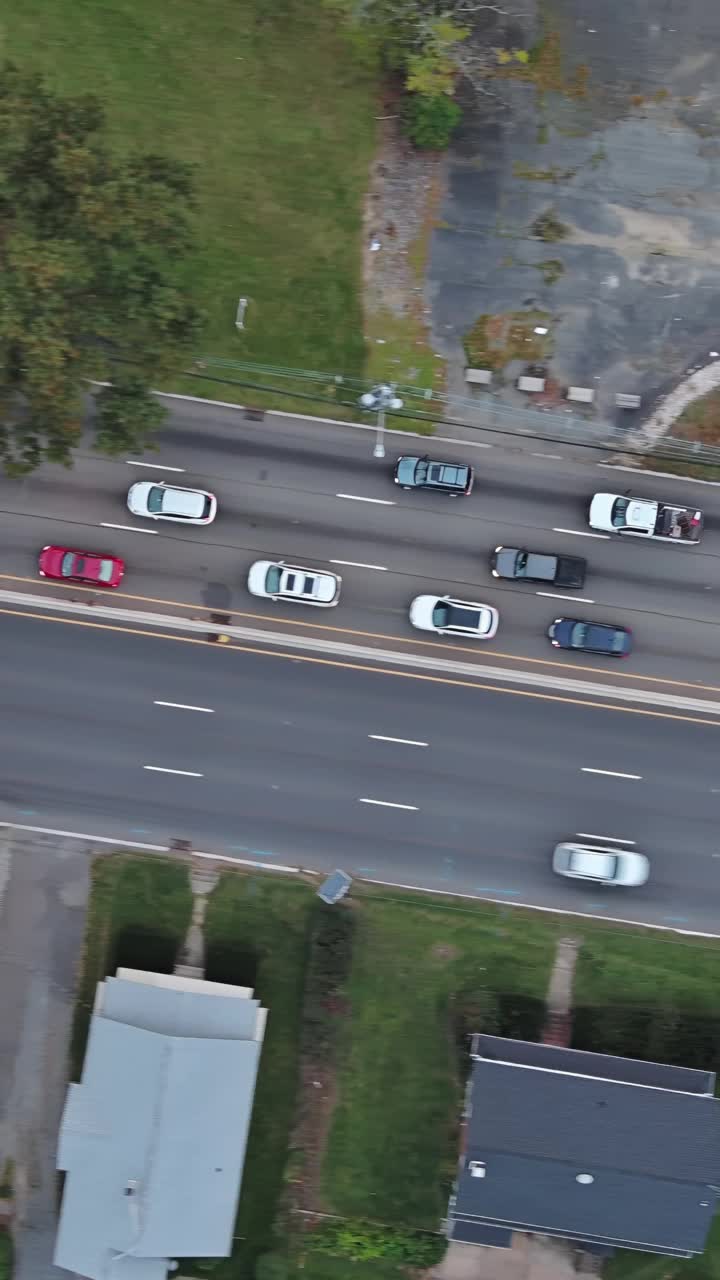这是高峰时段高速公路上交通堵塞的鸟瞰图视频下载