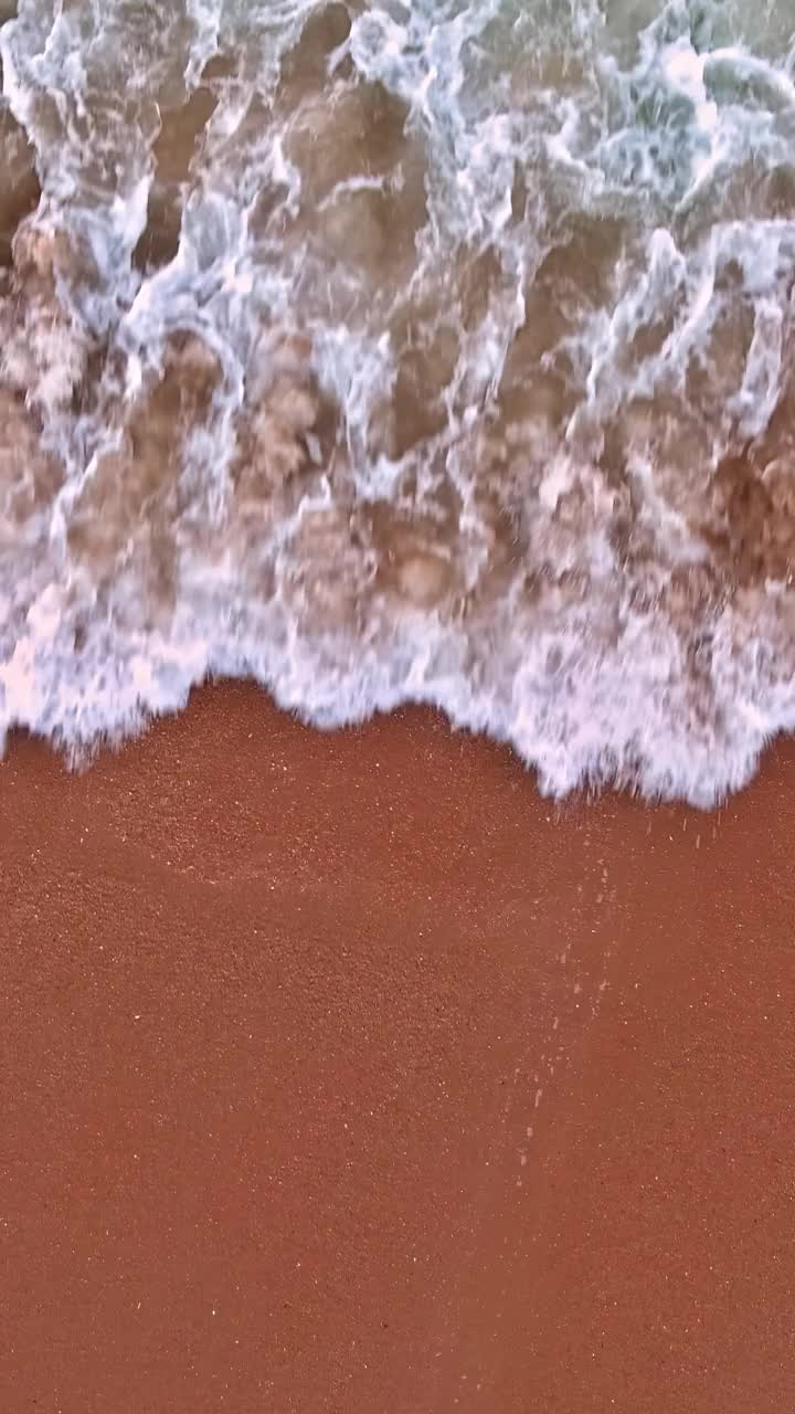 一波又一波的清水冲击着沙滩，形成了一片风景如画的海洋视频下载