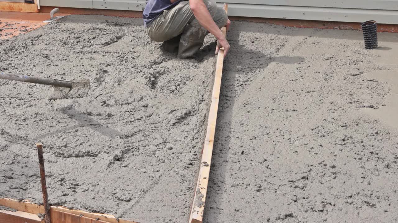 混凝土工程建筑工人使用特殊工具来平整水泥基础砂浆。视频下载