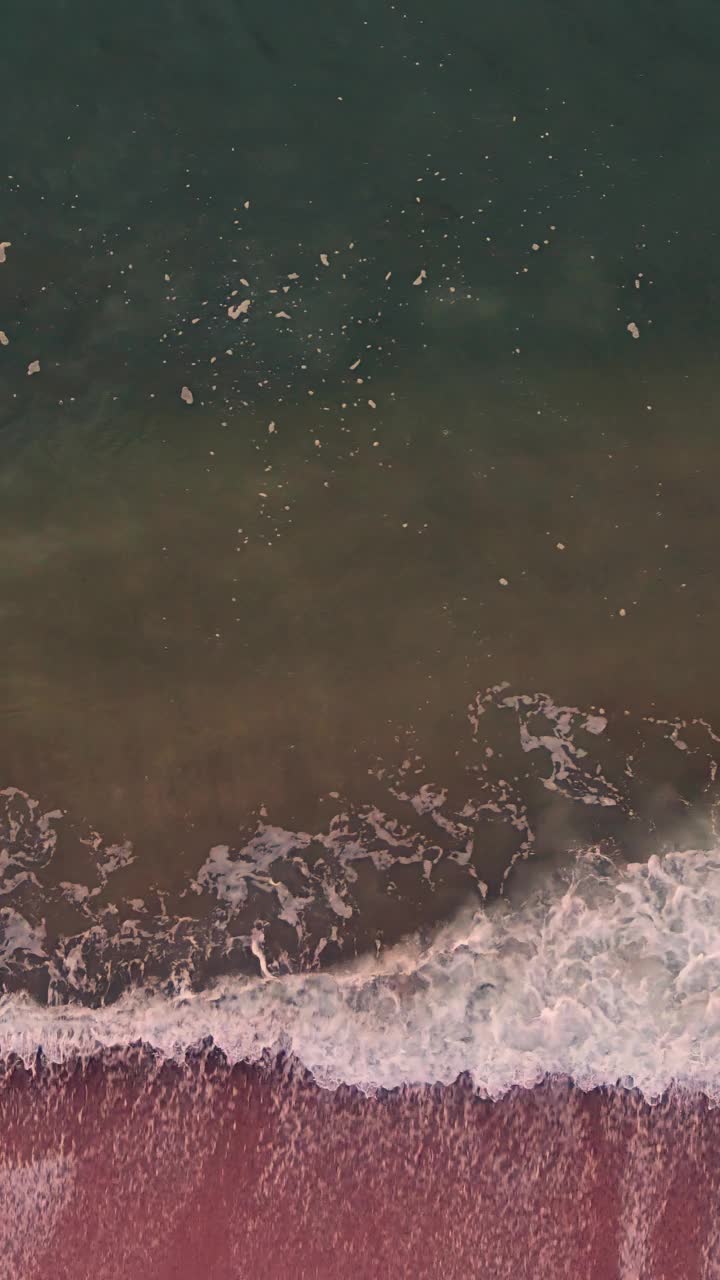 在风景如画的环境中，清澈的海浪冲击着沙滩海岸线视频下载