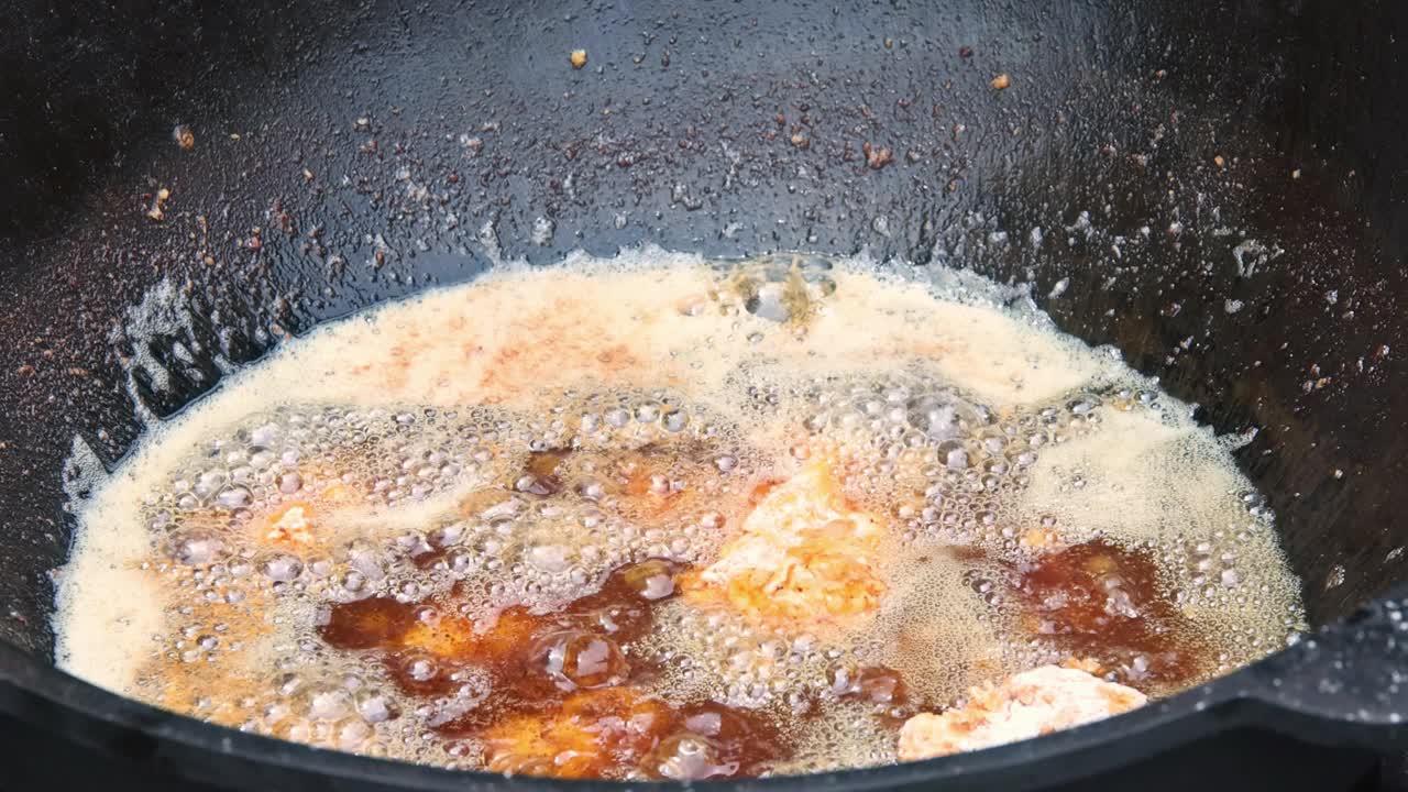 一锅热油用来煎新鲜多汁的鸡腿面包视频下载