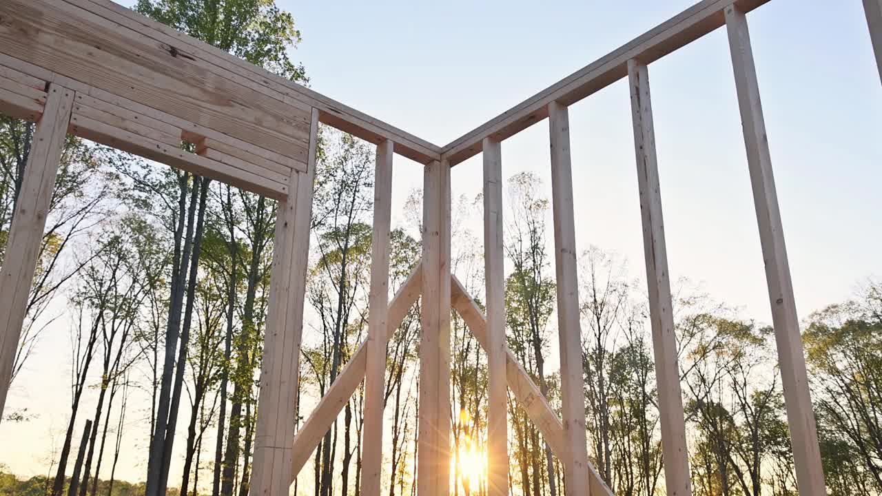 木框架支撑梁支撑木框架，以及未完成的室内视频下载