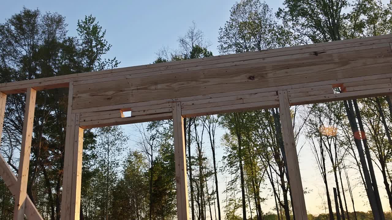 新房子有木框架，横梁，内饰未完成的铆钉视频下载