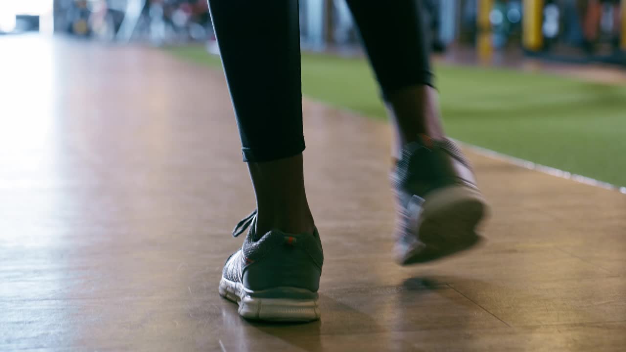 运动鞋，腿和人走在健身房，准备健身和锻炼与健康和保健。在运动俱乐部进行跑步、训练和体育活动时，穿鞋进行步骤、有氧运动和锻炼视频下载