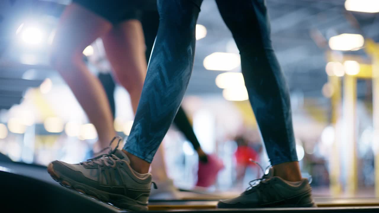 跑步机，人腿和跑步鞋和有氧运动在一个健康，健康和健身的人。慢，身体和运动员的设备和训练，在健身房与运动锻炼视频下载