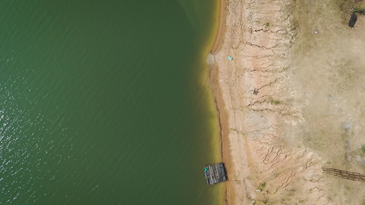 无人机拍摄了热带旱季的大河和海滩视频下载