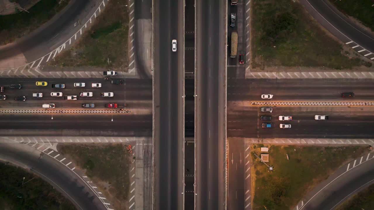 黄昏时分，无人机拍摄了农村地区十字路口桥梁上的交通景观视频下载