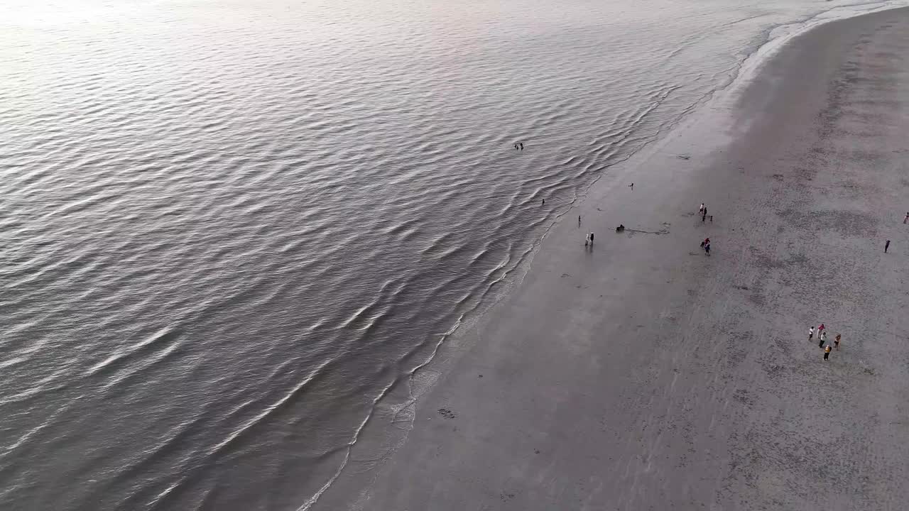 日落时分，人们在海滩上放松和休息视频下载