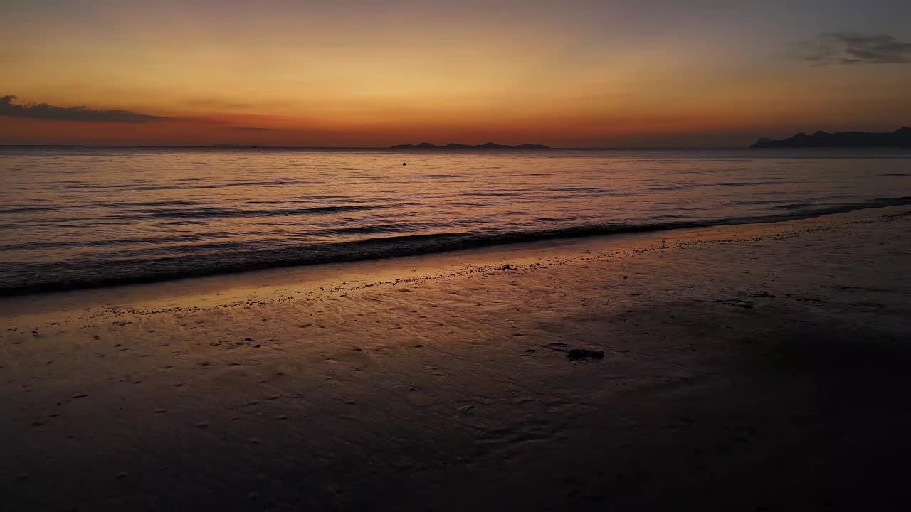 日落的天空从空中掠过平静的海面视频素材