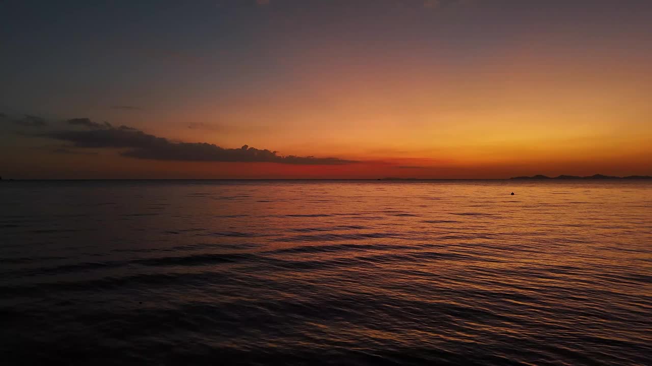 落日的天空映在平静的海面上视频下载
