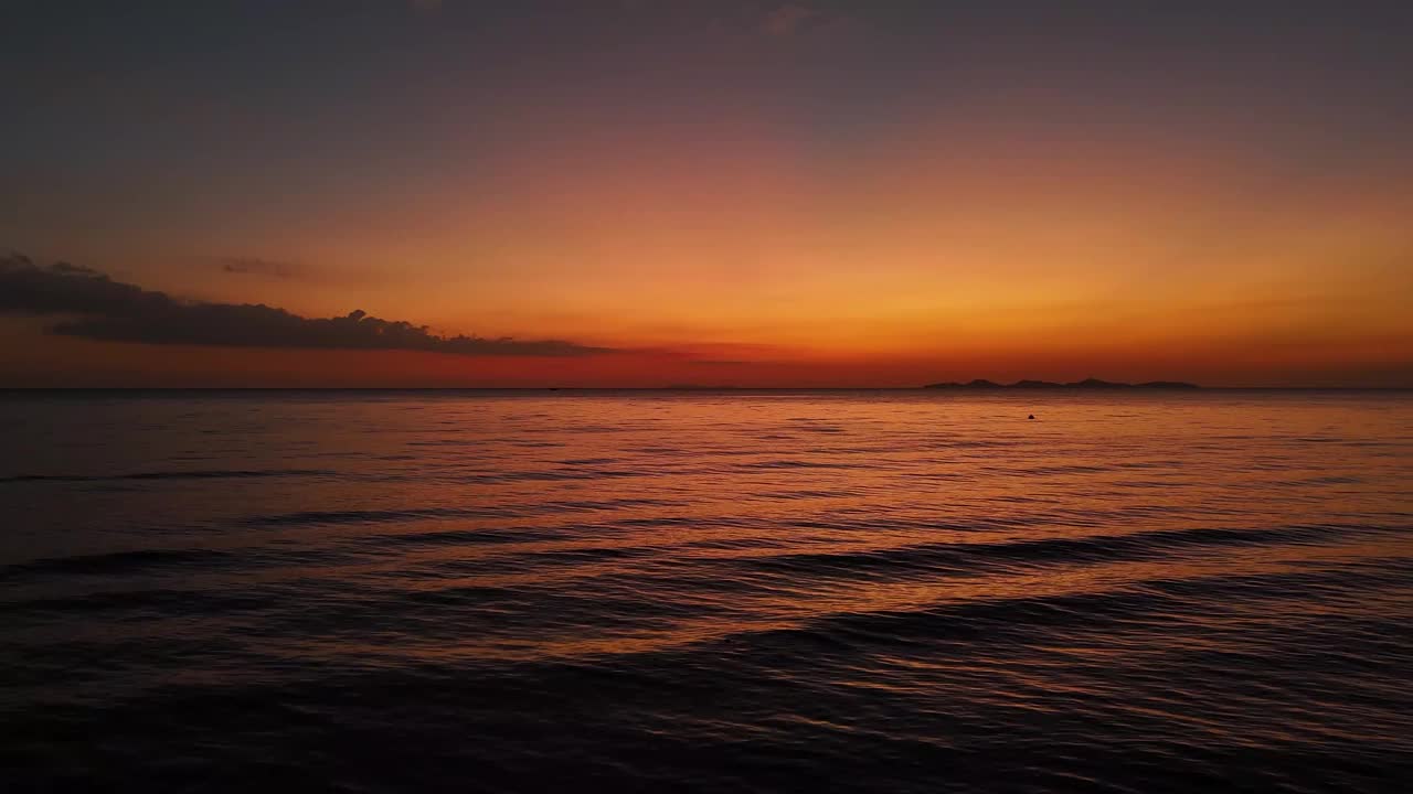 落日的天空映在平静的海面上视频下载