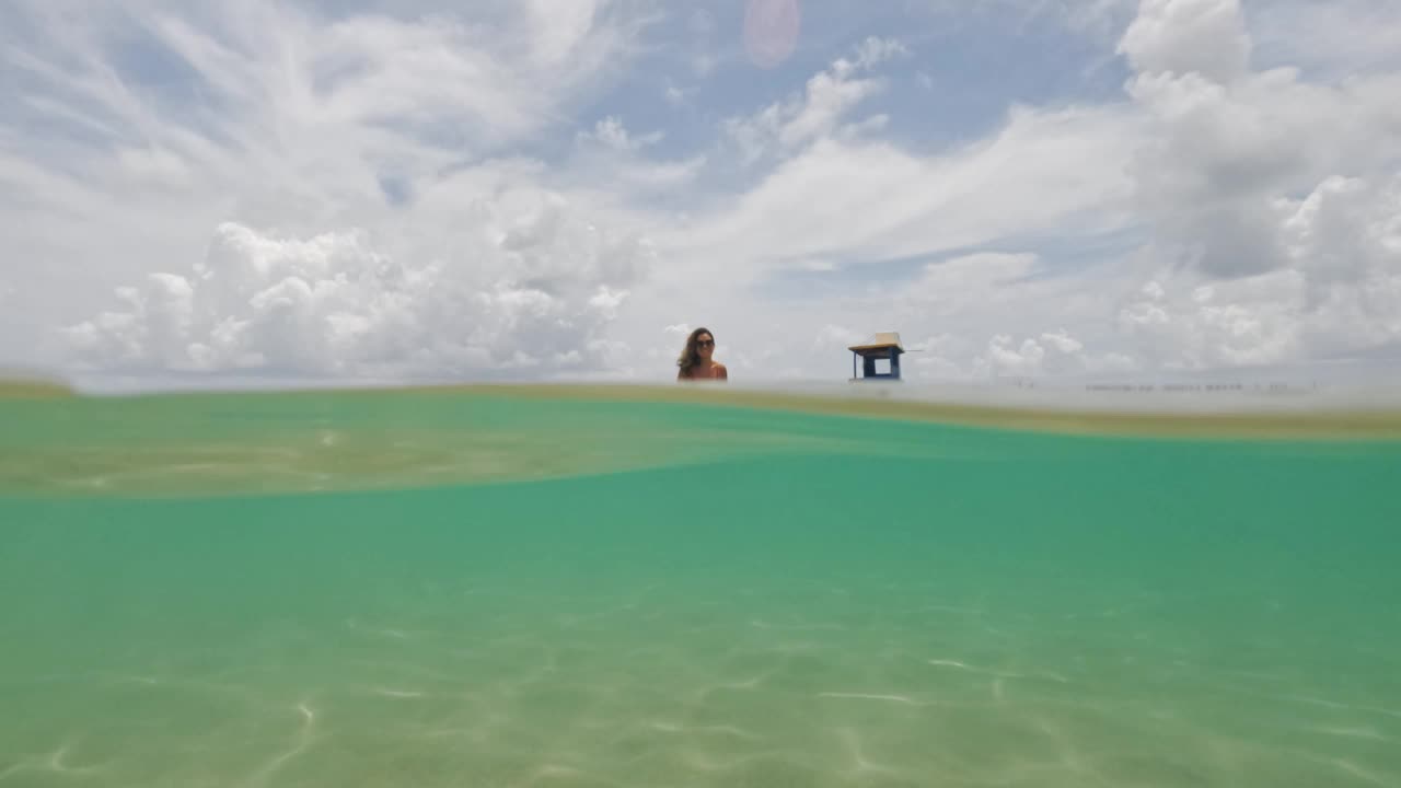 热带海滩上的慢镜头女人视频下载