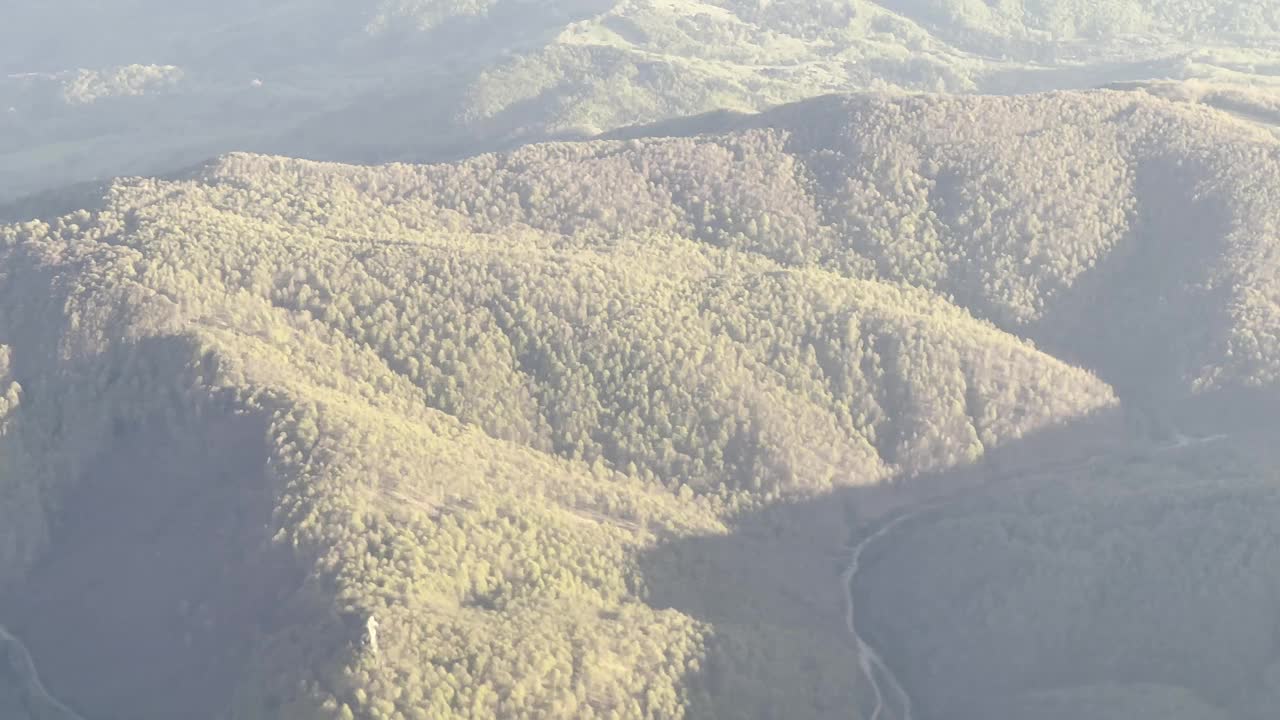 从4K鸟瞰图看山脉视频下载