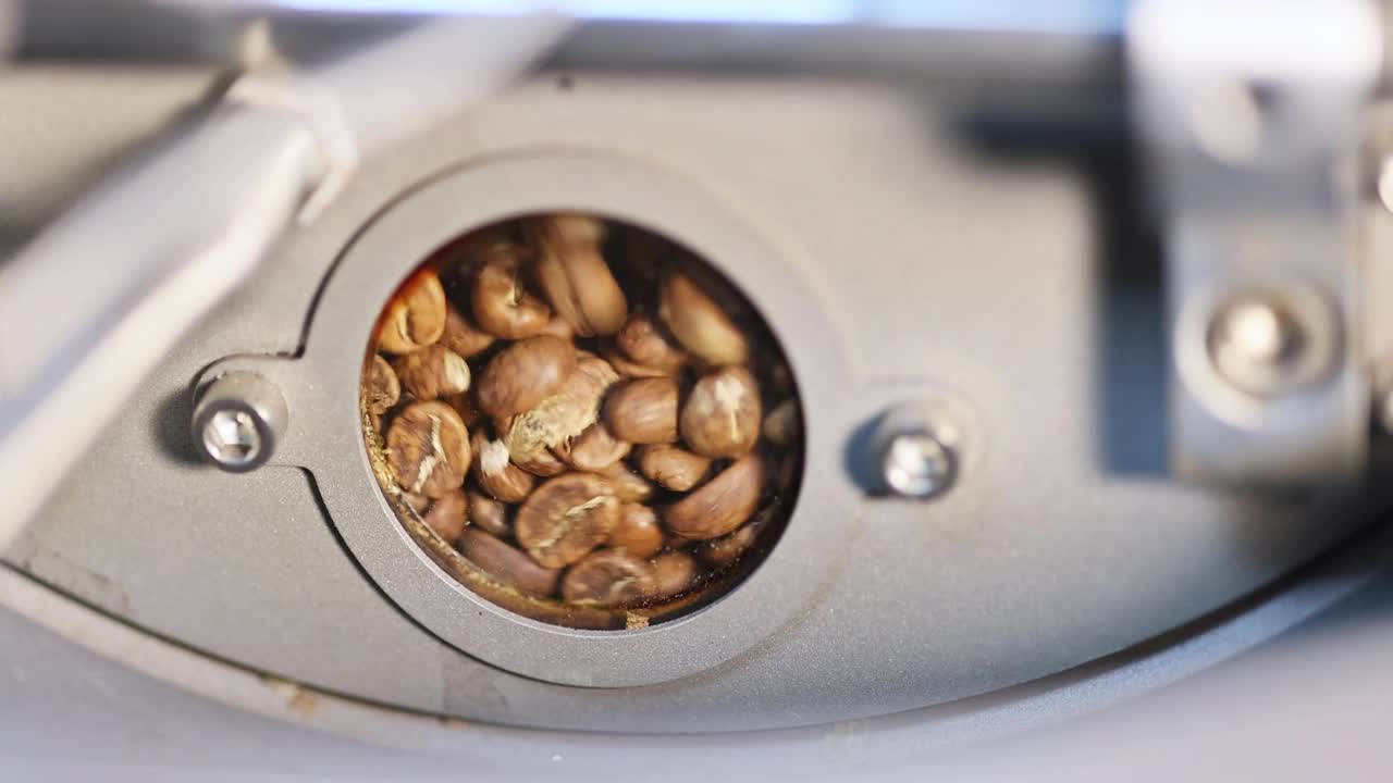 咖啡烤炉的控制窗口，让您观察生咖啡豆。视频下载