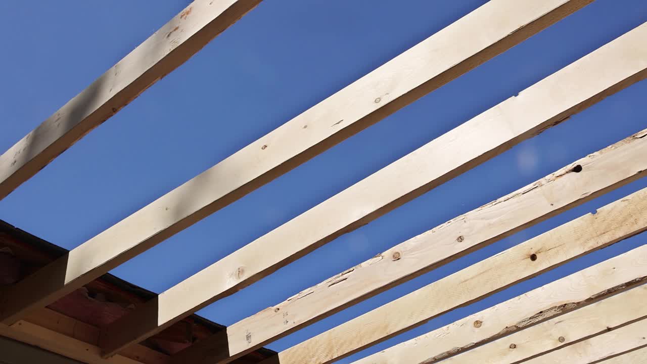 木框架支撑梁，木框架与未完成的内部新房子视频下载