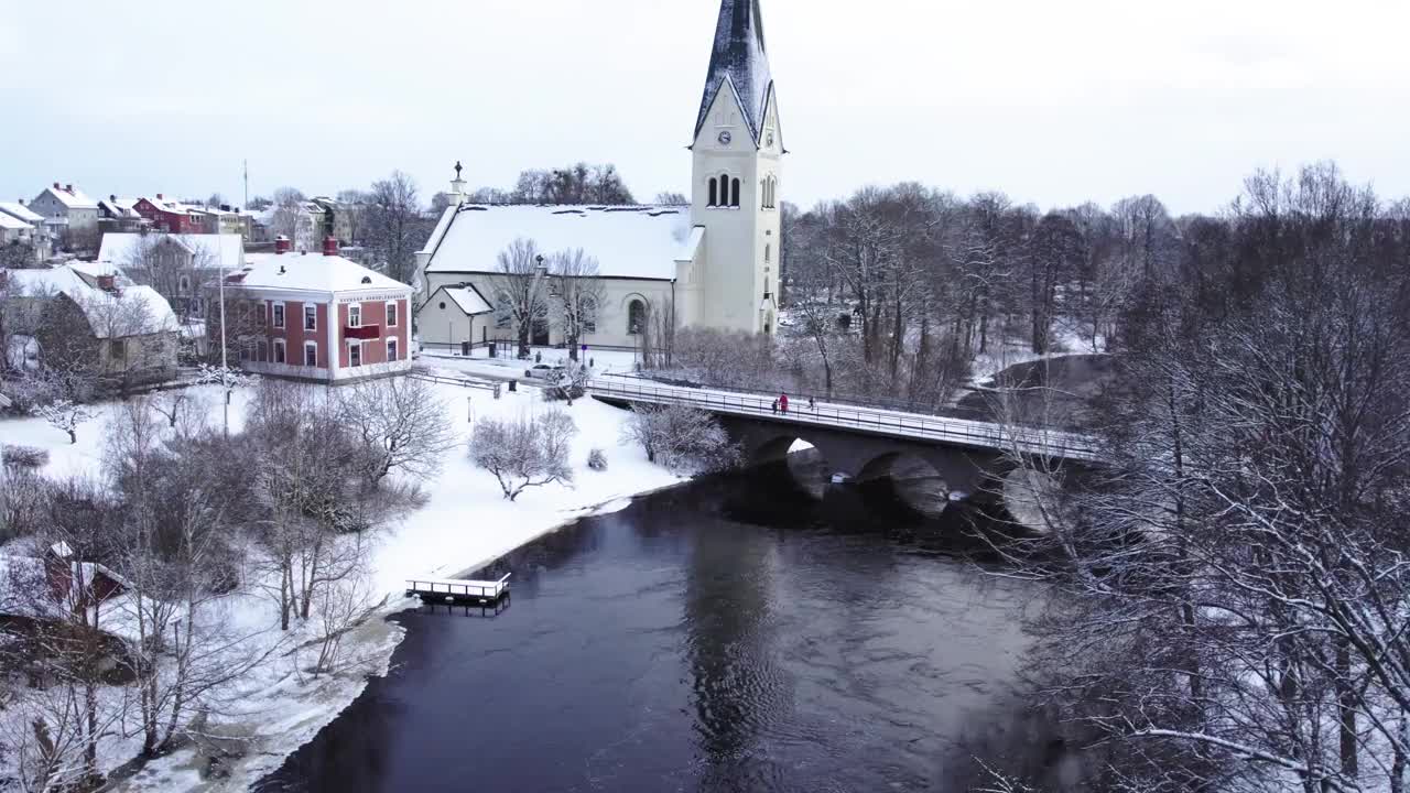 与旁观者一起飞过大桥欣赏风景，瑞典的冬天视频下载