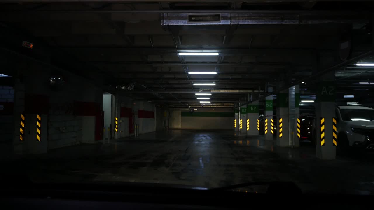 从车内看。商场地下停车场的汽车进出。黑暗视频下载