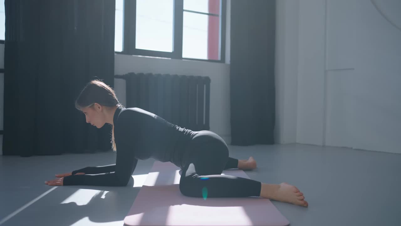 年轻美女独自在客厅训练，女性在健身房里锻炼视频下载