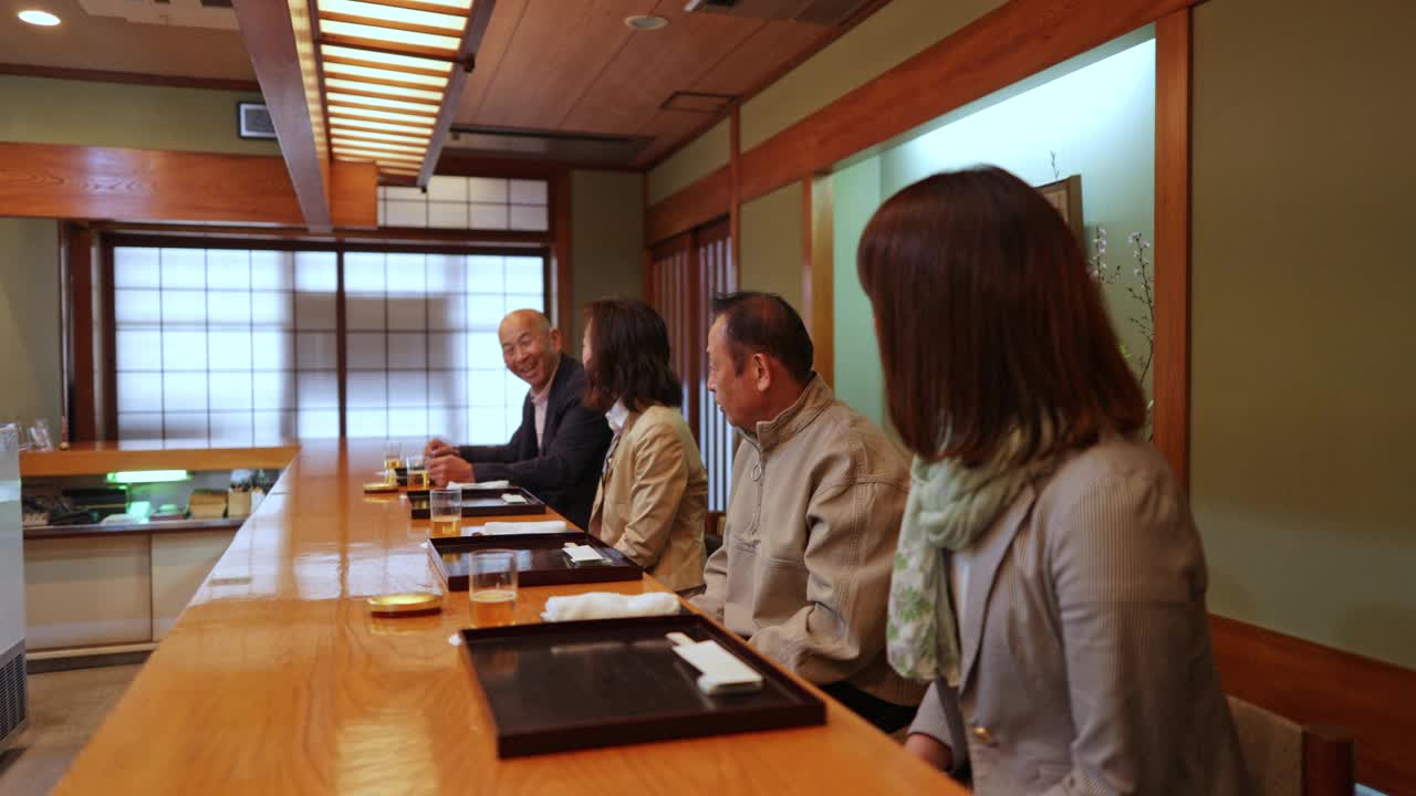 高级朋友在传统日本餐厅聊天- 5集(2)视频下载