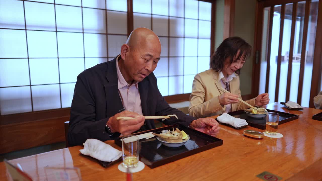 年长的日本朋友在传统的日本餐厅吃美味的食物视频下载