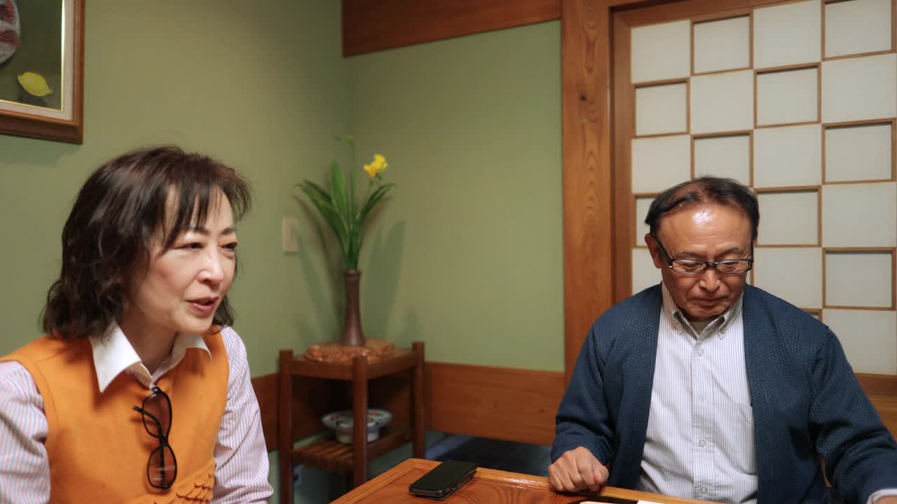 资深餐厅老板在传统日本餐厅为顾客上菜视频下载