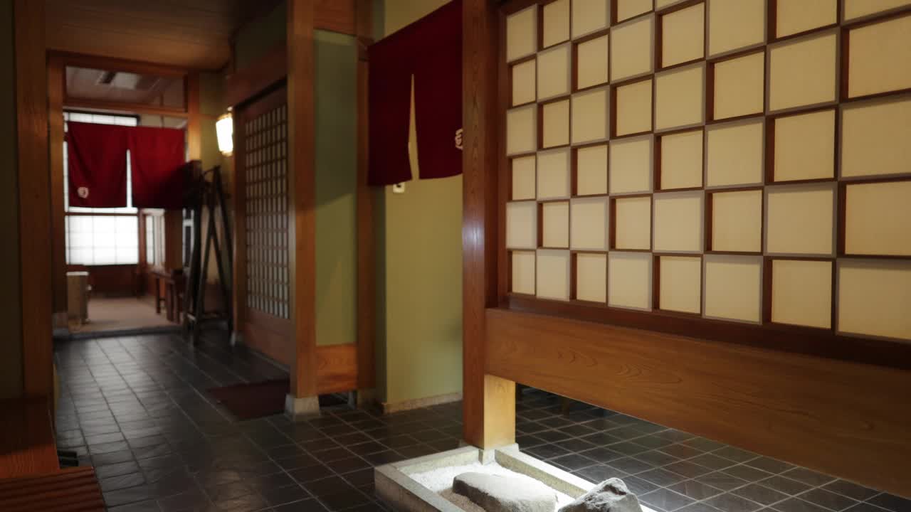 穿过传统的日本餐厅视频下载