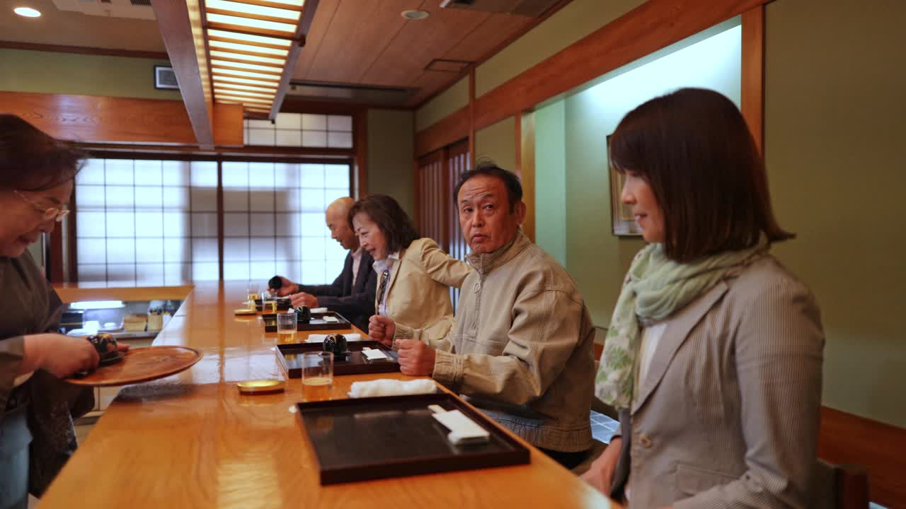 传统日本餐馆老板“Okami-san”为顾客上菜——五集之五视频下载