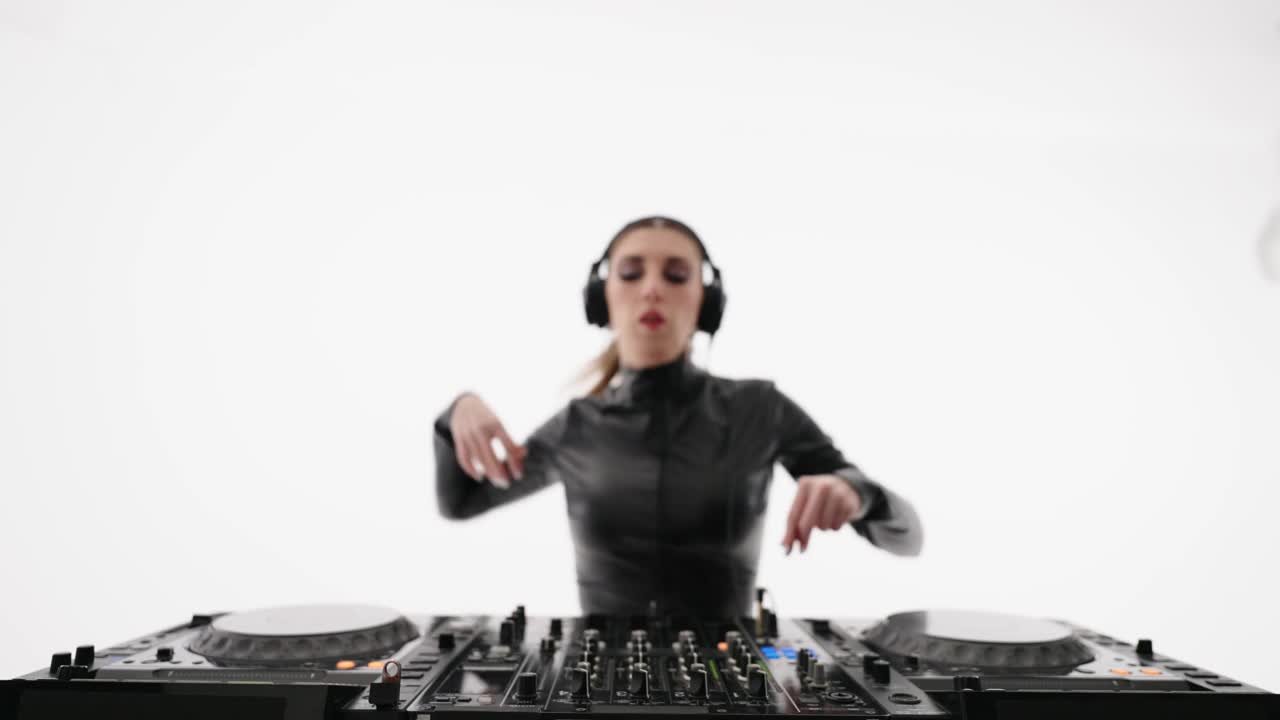 专业的DJ女子俱乐部和混合轨道在白色背景，在夜总会跳舞派对视频下载