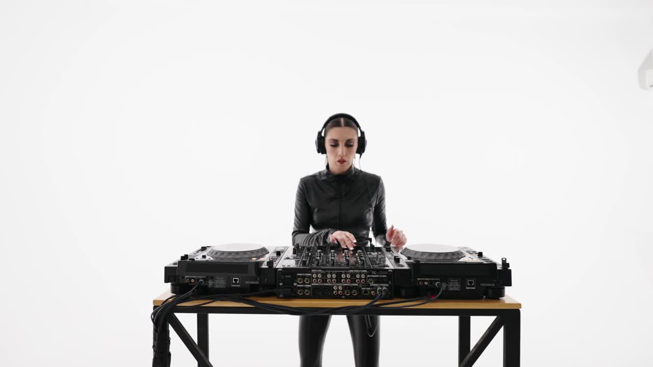 当代音乐概念，女DJ玩电子音乐在现代数字音乐控制台视频下载